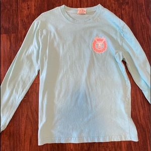 A blue base top,with adorable dogs on it.